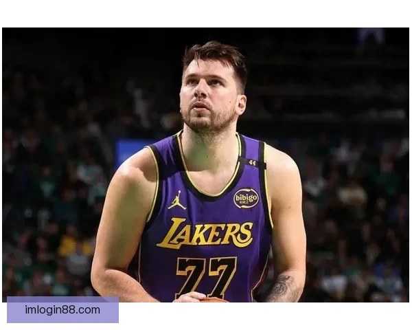 东契奇偷听魔术战术海斯也上前凑热闹 八村垒调侃发问引爆全场气氛